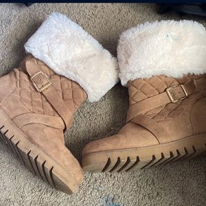 GUESS fluffy winter boots